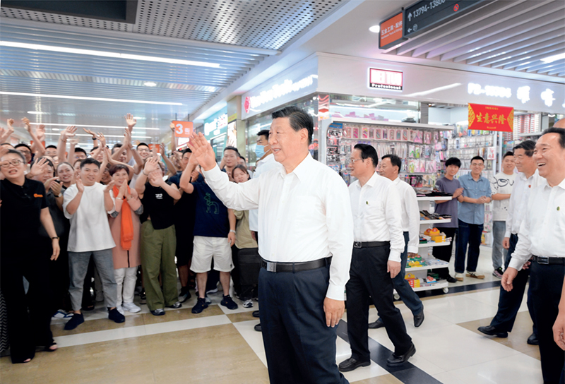 2023年9月20日至21日，中共中央總書(shū)記、國(guó)家主席、中央軍委主席習(xí)近平在浙江考察。這是20日上午，習(xí)近平在義烏國(guó)際商貿(mào)城考察時(shí)，同商戶親切交流。 新華社記者 李學(xué)仁/攝