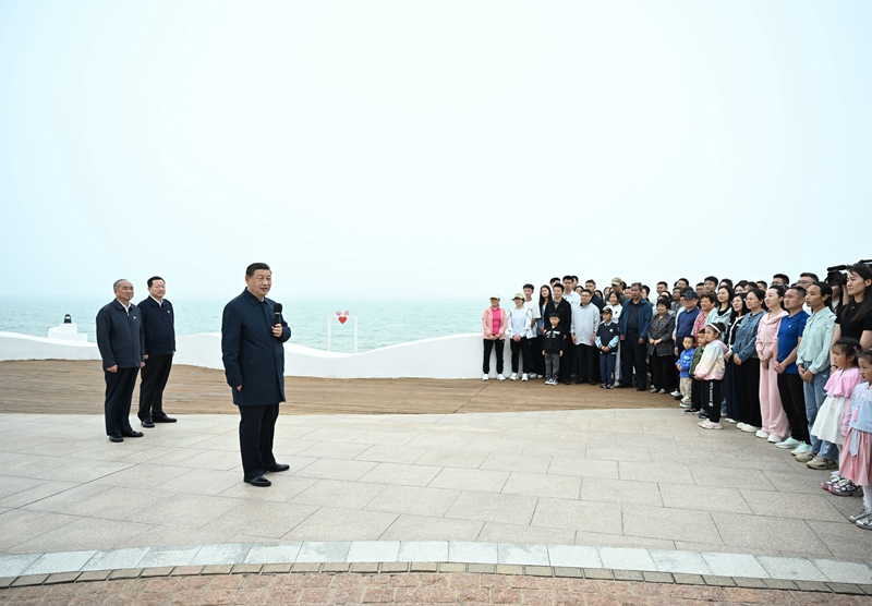 5月22日至24日，中共中央總書(shū)記、國(guó)家主席、中央軍委主席習(xí)近平在山東考察。這是22日下午，習(xí)近平在日照市陽(yáng)光海岸綠道同市民和游客親切交流。